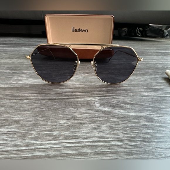 Illesteva Nicosia Sunglasses - Picture 8 of 11